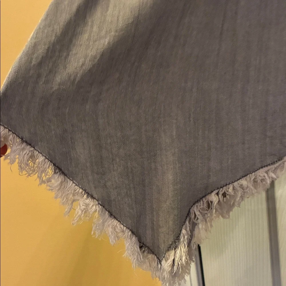 Casual Gray Button-Down Shirt with Frayed Hem, Breathable, Soft Fabric. Size XL - Picture 5 of 9